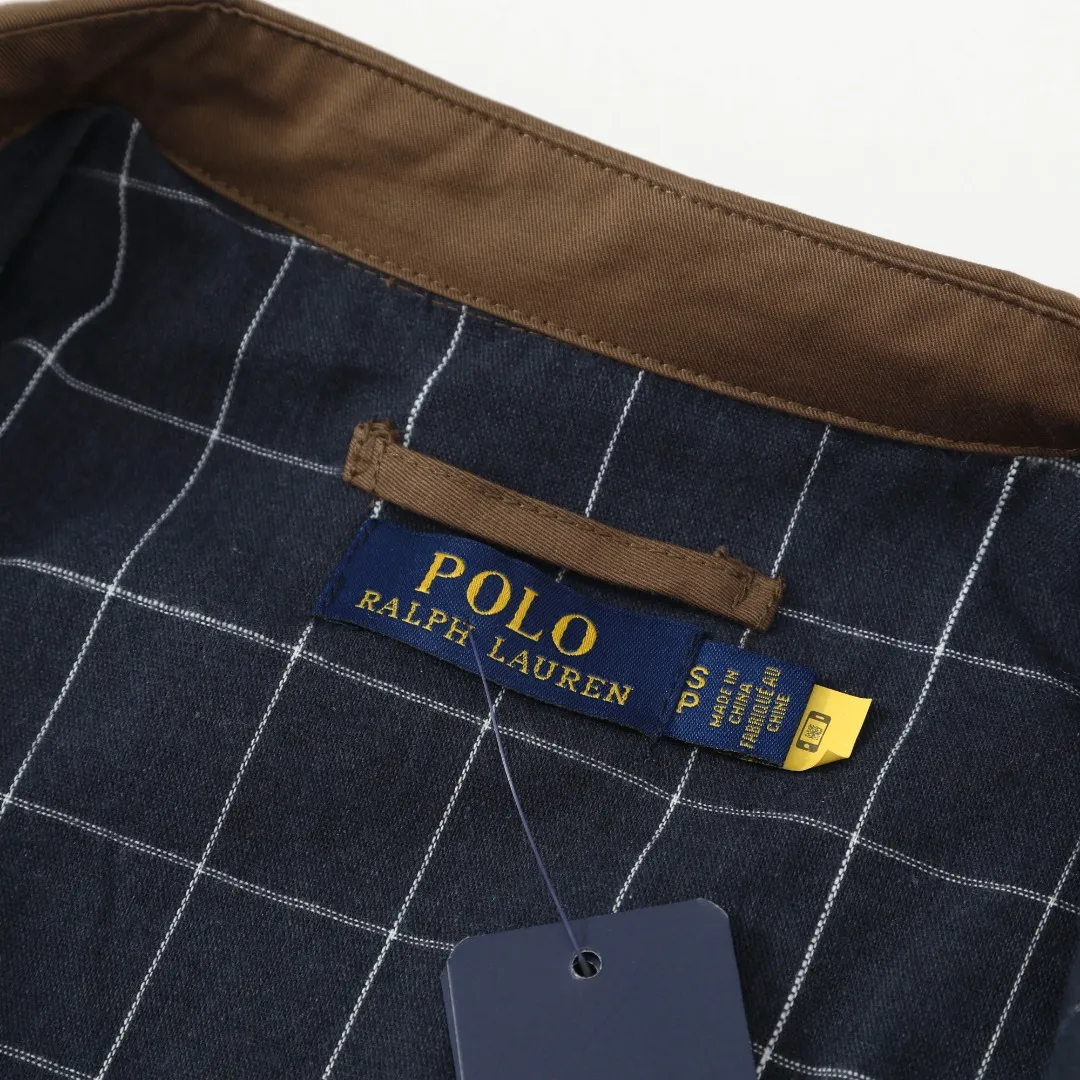 P350 #R25 Ralph Lauren/Ralph Lauren classic unisex old cadre zipper jacket RL12168 Same style as Yi Mengling Item number: RL12168 Recommended by many fashion bloggers, the Harrington jacket's lapel zipper windproof design perfectly blends casual style with street trend elements, making it very suitable for neutral wear. The fabric texture of the jacket is excellent and comfortable to wear. It is a very versatile and trendy jacket. Original development, 100% pure cotton fabric, exquisite embroidery, evergreen style for all seasons, feel free to buy it, retro will never go out of style!  Color: Khaki Black Navy Dark Green Brown Size: S/M/L/XL Length: 68/70/72/74 Bust: 128/132/136/140 Shoulder Width: 52/53/54/55